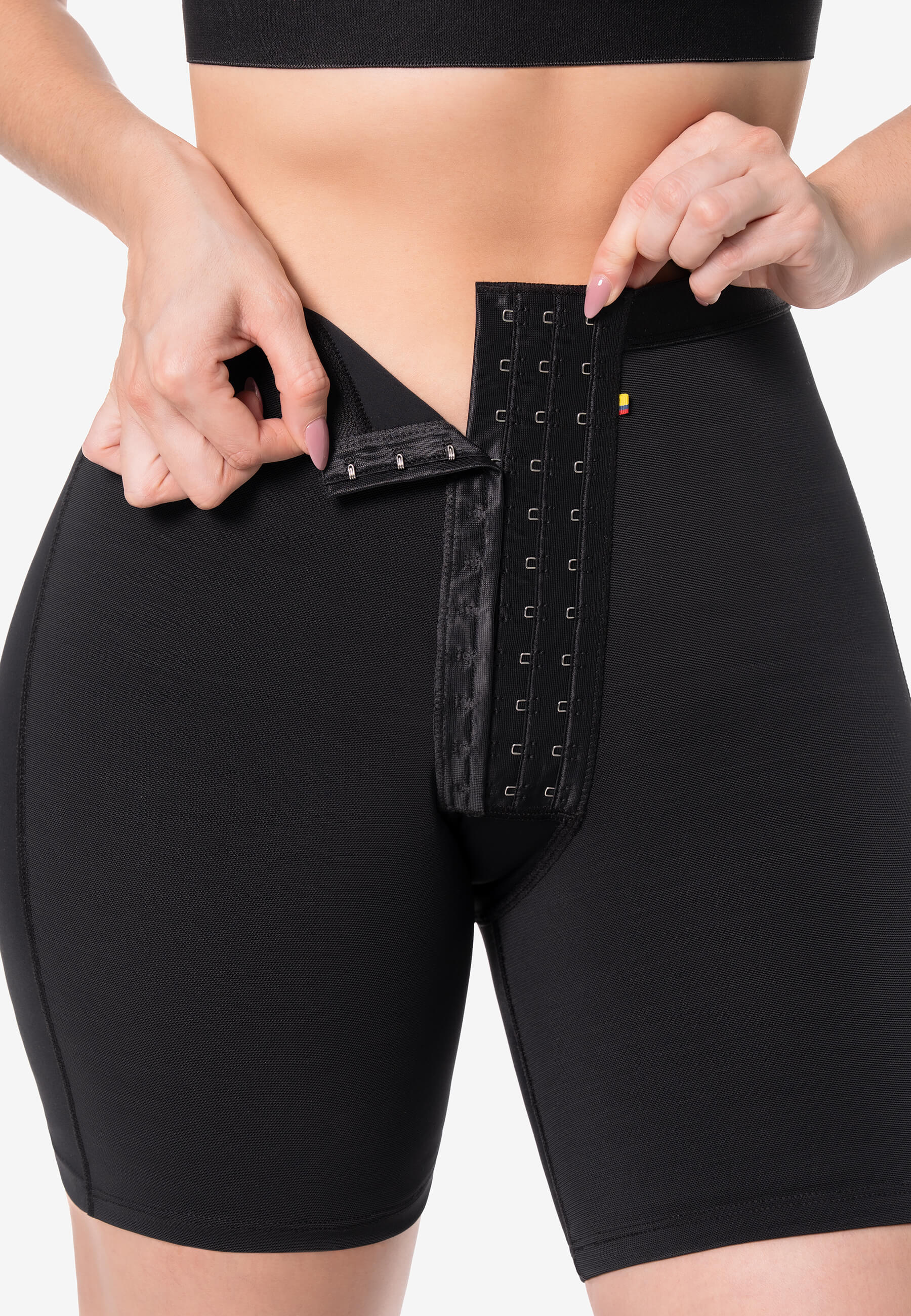 Curvia Short Miranda a la cintura media pierna con realce Negro